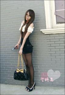 美女勒紧丝袜,探寻丝袜与女性魅力的完美融合